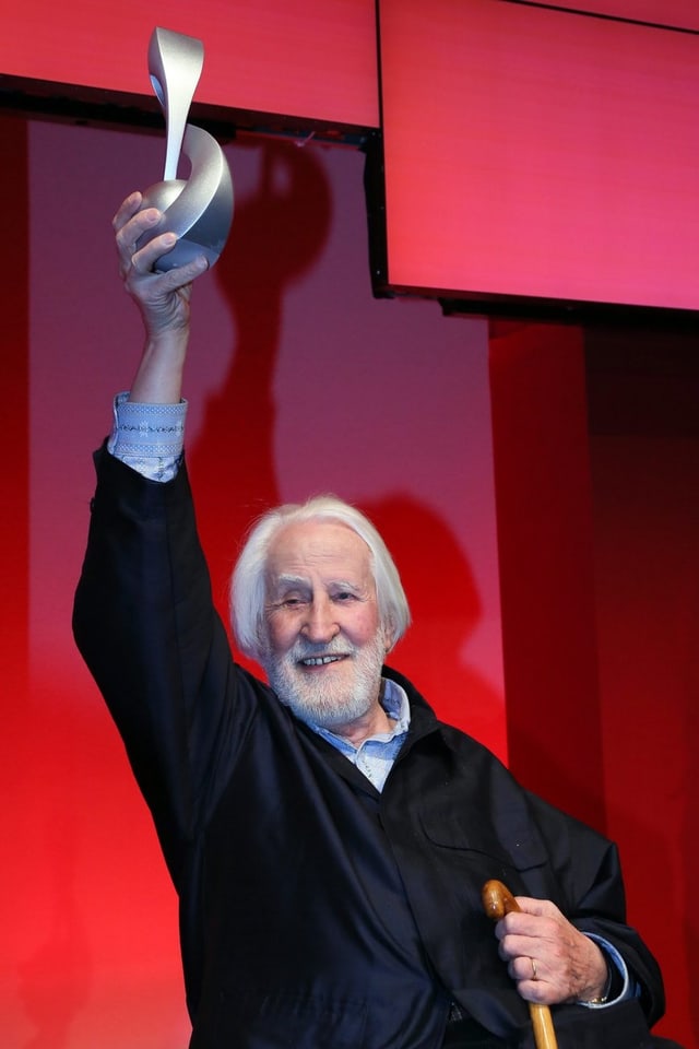 Klaus Huber hält eine Trophäe in die Höhe. Klaus Huber hält eine Trophäe in die Höhe.