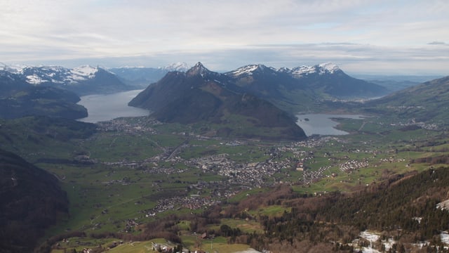 Blick am 14. Dezember von der Rothenflue auf weitgehend schneefreie Voralpen. Blick am 14. Dezember von der Rothenflue auf weitgehend schneefreie Voralpen.