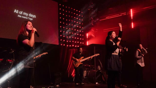 ICF-Band auf der Bühne. Was das Bild nicht zeigt: Das Publikum singt laut mit. ICF-Band auf der Bühne. Was das Bild nicht zeigt: Das Publikum singt laut mit.