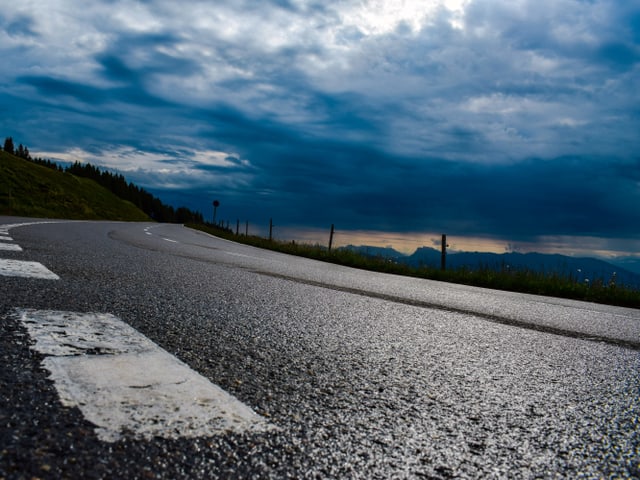 Dunkle Wolken über der Passstrasse am Gurnigel.