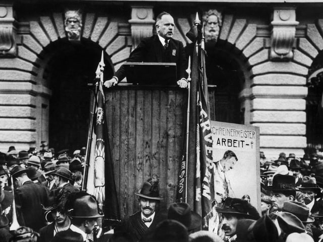 Robert Grimm auf dem Bundesplatz Robert Grimm auf dem Bundesplatz