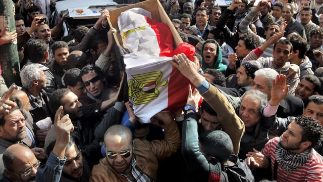 Der Sarg von Mohammed Saad wird von zahlreichen Männern getragen - durch eine grosse Menschenmenge. Der Sarg von Mohammed Saad wird von zahlreichen Männern getragen - durch eine grosse Menschenmenge.