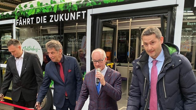 Mit der Durchschneidung eines Bandes ist die neue Buslinie von Wettingen nach Neuenhof eröffnet. Mit der Durchschneidung eines Bandes ist die neue Buslinie von Wettingen nach Neuenhof eröffnet.
