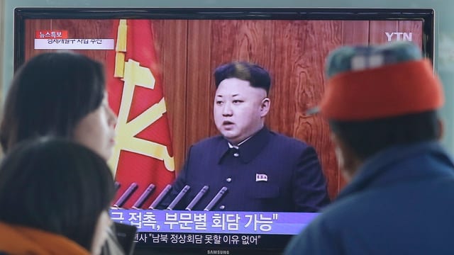 Kim im Fernsehen, Menschen schauen zu. Kim im Fernsehen, Menschen schauen zu.