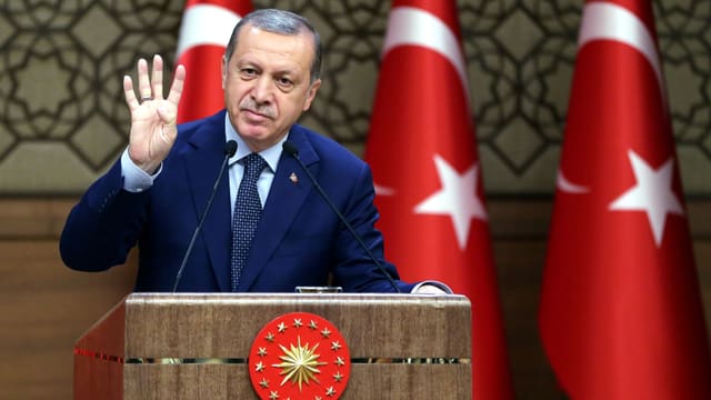 Erdogan hält bei einer ANsprache im Präsidentenpalast in Ankara vier Finger in die Höhe. Erdogan hält bei einer ANsprache im Präsidentenpalast in Ankara vier Finger in die Höhe.