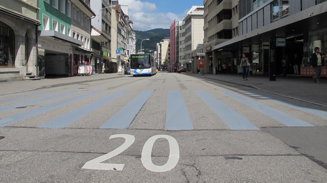 Foto von einem Teil der Begegnungszone, wo mit Tempo 20 gefahren werden darf. Foto von einem Teil der Begegnungszone, wo mit Tempo 20 gefahren werden darf.