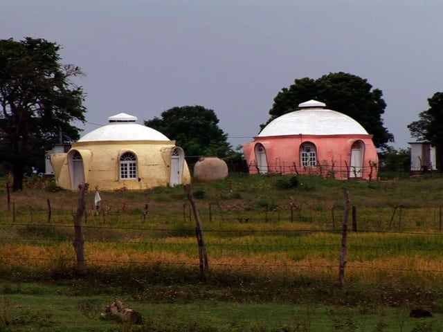 Kleine Häuser in Igluform stehen im indischen Staat Tamil Nadu. Kleine Häuser in Igluform stehen im indischen Staat Tamil Nadu.