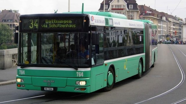 Bus auf Mittleren Brücke Bus auf Mittleren Brücke