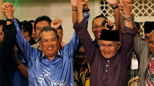 Abdul Taib Mahmud (rechts) mit Vize-Premier Muhyiddin Yassin (links) am Feiern. Abdul Taib Mahmud (rechts) mit Vize-Premier Muhyiddin Yassin (links) am Feiern.