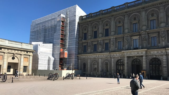 Schlosshof und im Hintergrund abgedecktes Stockholmer Schloss Schlosshof und im Hintergrund abgedecktes Stockholmer Schloss