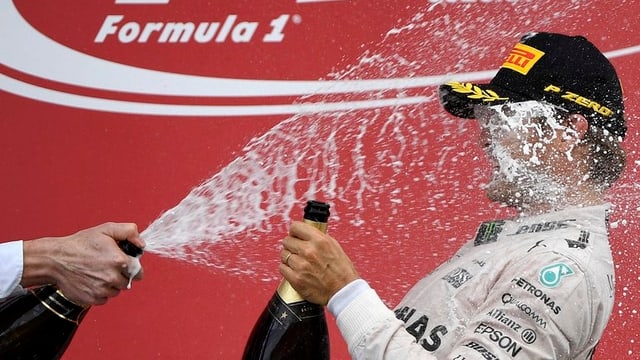Rosberg en la duscha da schampagn. Rosberg en la duscha da schampagn.
