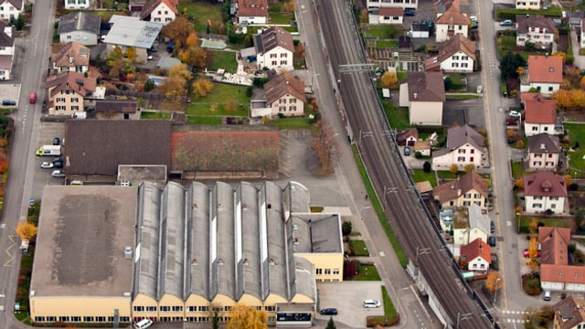 Luftaufnahme von Schönenwerd: Bahngeleise zerschneiden die Gemeinde. Luftaufnahme von Schönenwerd: Bahngeleise zerschneiden die Gemeinde.