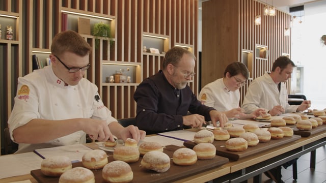 Vier Konditoren testen Berliner. Vier Konditoren testen Berliner.