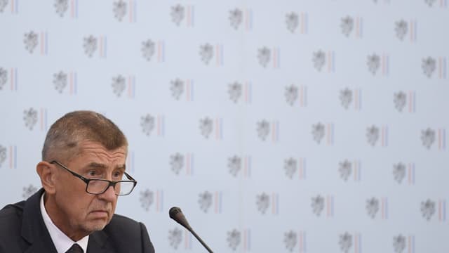 Babis mit Brille vor einem Mikrofon. Babis mit Brille vor einem Mikrofon.