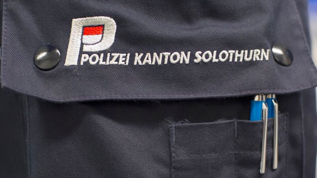 Die Hosentasche eines Solothurner Polizisten mit Schriftzug Polizei Kanton Solothurn und zwei blauben Kugelschreibern Die Hosentasche eines Solothurner Polizisten mit Schriftzug Polizei Kanton Solothurn und zwei blauben Kugelschreibern