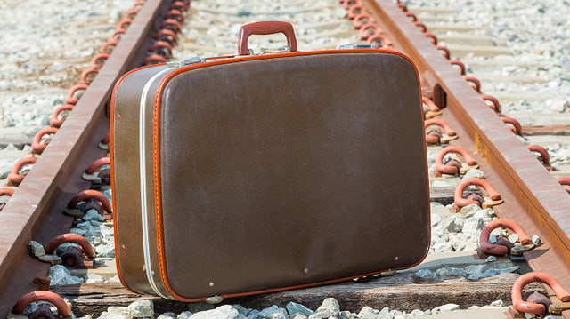 Ein Koffer steht auf dem Schotter zwischen Bahnschienen. Ein Koffer steht auf dem Schotter zwischen Bahnschienen.