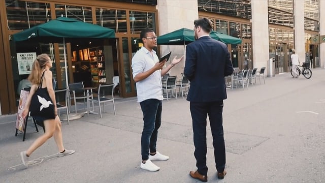 Strassenverkäufer redet mit möglichem Kunden Strassenverkäufer redet mit möglichem Kunden