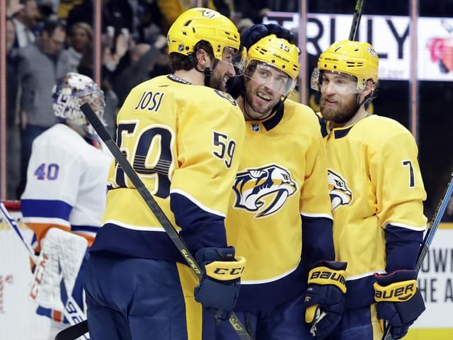 Roman Josi (l.) und Yannick Weber (r.) mit Dreifachtorschütze Craig Smith. Roman Josi (l.) und Yannick Weber (r.) mit Dreifachtorschütze Craig Smith.