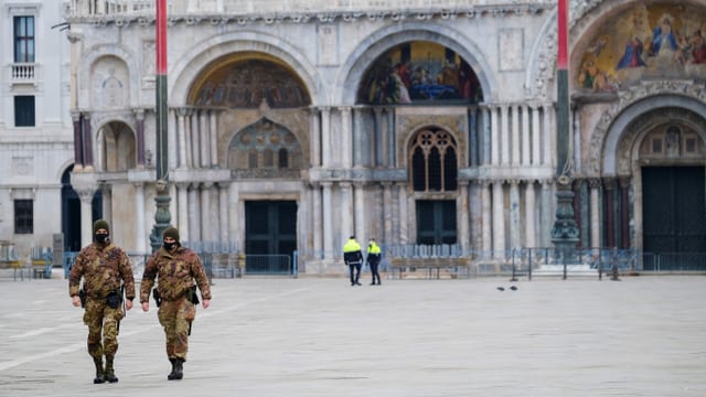 Einsamer Platz in Venedig, nur zwei Soldaten zu sehen.