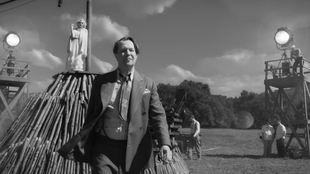 Gary Oldman auf einem Filmset in der Rolle von Herman J. Mankiewicz. Gary Oldman auf einem Filmset in der Rolle von Herman J. Mankiewicz.