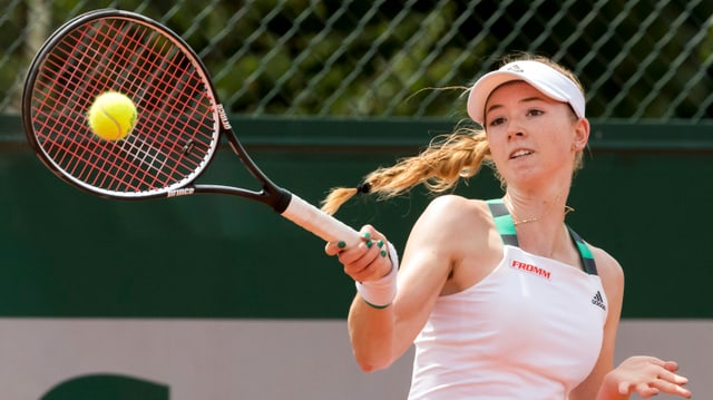 Simona Waltert schlägt eine Vorhand. Simona Waltert schlägt eine Vorhand.
