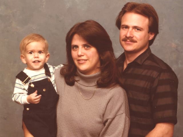 Michael Morton mit Ehefrau und Sohn auf einer Aufnahme von 1985. Michael Morton mit Ehefrau und Sohn auf einer Aufnahme von 1985.