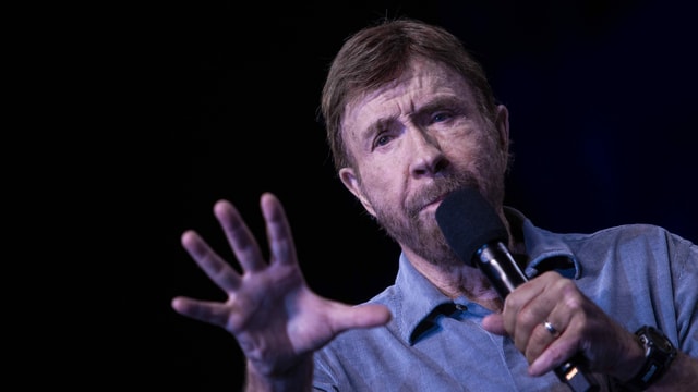 Ein Mann spricht in ein Mikrofon. Ein Mann spricht in ein Mikrofon.