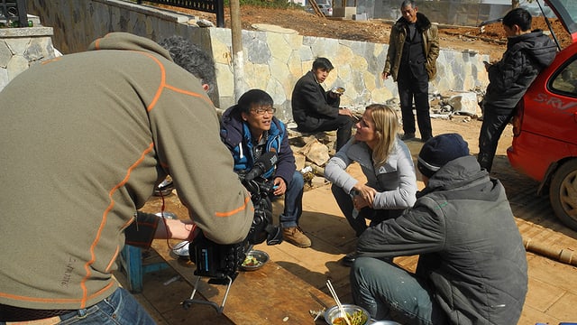 Barbara Lüthi im Gespräch mit Arbeitern auf den Baustellen von Chenggong. Barbara Lüthi im Gespräch mit Arbeitern auf den Baustellen von Chenggong.