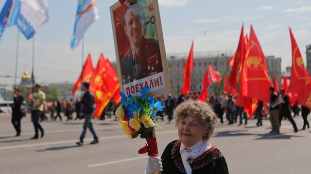 Eine Anhängerin der kommunistischen Partei an der 1. Mai-Demonstration 2014 in Moskau. Eine Anhängerin der kommunistischen Partei an der 1. Mai-Demonstration 2014 in Moskau.