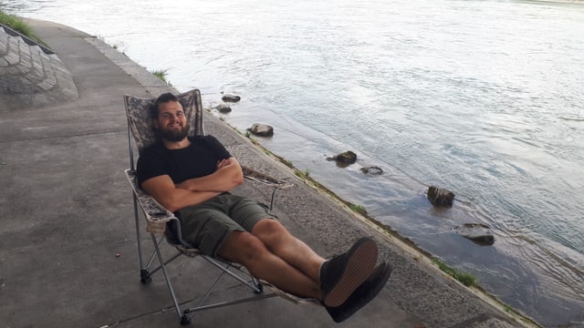 Mann im Campingstuhl Mann im Campingstuhl