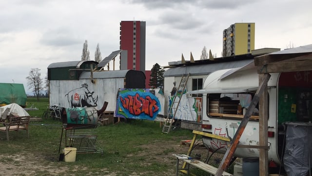 Alte Bau- und Wohnwagen stehen in einer Reihe Alte Bau- und Wohnwagen stehen in einer Reihe