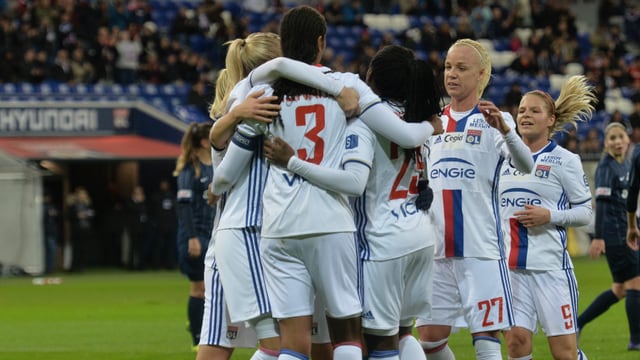 Lyon-Spielerinnen liegen sich in den Armen. Lyon-Spielerinnen liegen sich in den Armen.