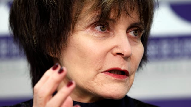 Kopf von Alt Bundesrätin Micheline Calmy-Rey, sie schaut zur Seite, ihre Hände sind gestikulierend erhoben. Kopf von Alt Bundesrätin Micheline Calmy-Rey, sie schaut zur Seite, ihre Hände sind gestikulierend erhoben.