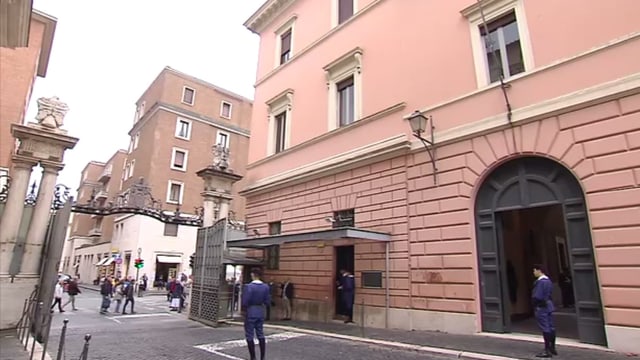 Zwei Schweizergardisten bewachen das St. Anna Tor im Vatikan Zwei Schweizergardisten bewachen das St. Anna Tor im Vatikan