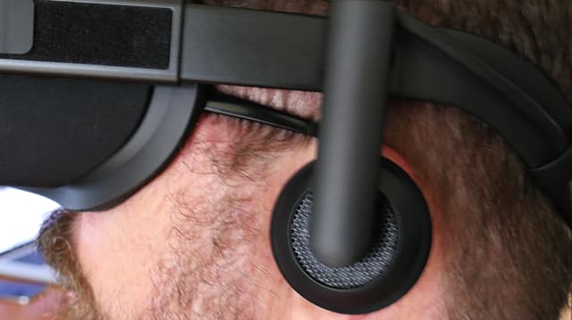 «Oculus Rift» mit seitlichem Kopfhörer zum Herunterklappen. «Oculus Rift» mit seitlichem Kopfhörer zum Herunterklappen.