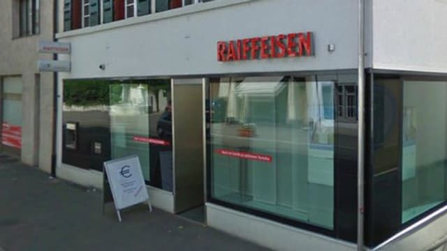 Die Raiffeisen-Filiale in Riehen wurde von einem unbekannten Mann überfallen. Die Raiffeisen-Filiale in Riehen wurde von einem unbekannten Mann überfallen.