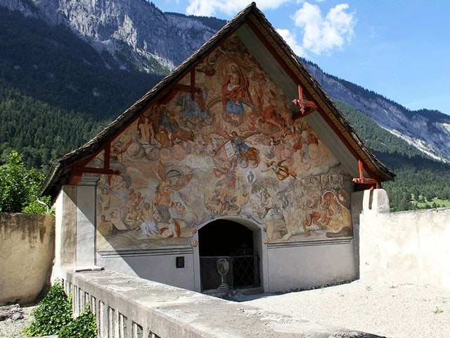 Kleines Haus neben Friedhof mit Wandbemalung. Kleines Haus neben Friedhof mit Wandbemalung.
