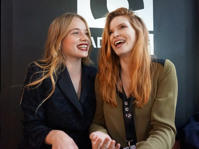 Regisseurin Lisa Brühlmann (r.) und Schauspielerin Luna Wedler (l.) präsentieren «Blue My Mind».