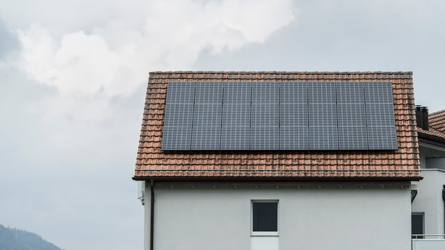 Haus mit Solarzellen auf dem Dach Haus mit Solarzellen auf dem Dach