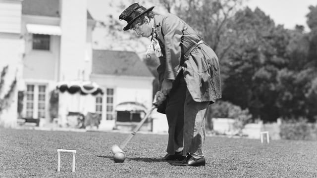 Auf dem Bild sieht man Harpo Marx am Kricket spielen. Auf dem Bild sieht man Harpo Marx am Kricket spielen.