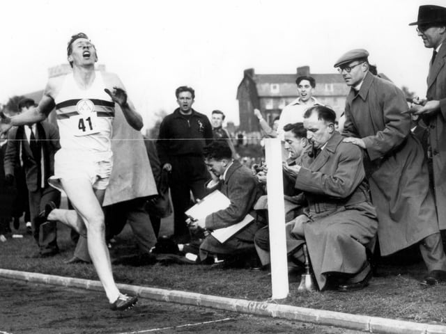 Roger Bannister beim Überqueren der Ziellinie. Roger Bannister beim Überqueren der Ziellinie.