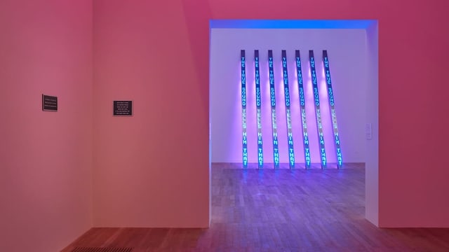 Leuchtschriften in Museum von Jenny Holzer. Leuchtschriften in Museum von Jenny Holzer.