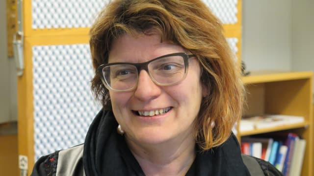 Christine Affentranger hat halblanges rotes Haar und eine Brille. Christine Affentranger hat halblanges rotes Haar und eine Brille.