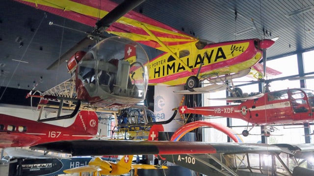Ausstellungshalle im Verkehrshaus Luzern mit diversen Flugzeugen Ausstellungshalle im Verkehrshaus Luzern mit diversen Flugzeugen