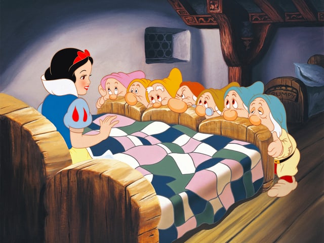 Schneewitchen, im Bett sitzend, vor ihr die 7 Zwerge. Schneewitchen, im Bett sitzend, vor ihr die 7 Zwerge.