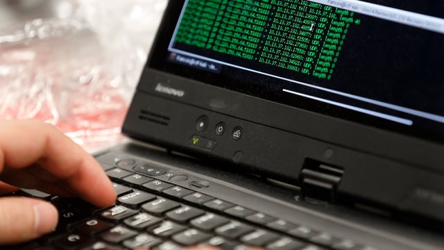 Ein Mann sitzt an einem Computer. Ein Mann sitzt an einem Computer.