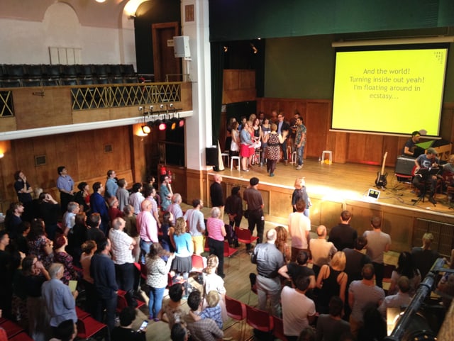 Ein Saal mit Besuchern der «Sunday Assembly» Ein Saal mit Besuchern der «Sunday Assembly»