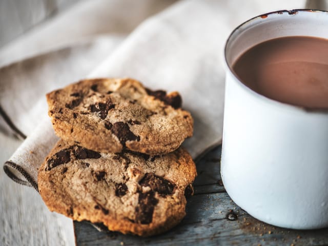 Schokoladenkekse und eine Tasse heisse Schokolade. Schokoladenkekse und eine Tasse heisse Schokolade.