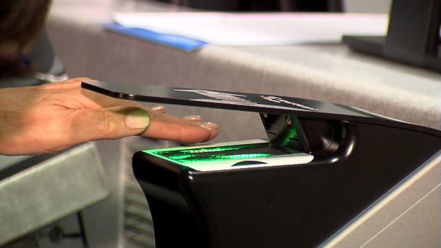 Eine Hand unter dem Fingerabdruck-Scanner Eine Hand unter dem Fingerabdruck-Scanner