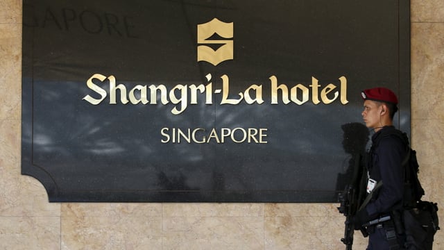 Ein Soldat hält Wache vor dem Shangri-La-Hotel in Singapur. Ein Soldat hält Wache vor dem Shangri-La-Hotel in Singapur.